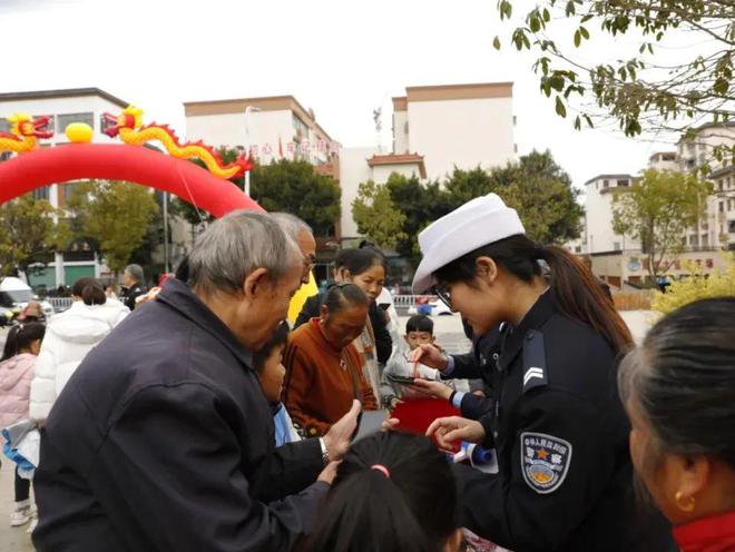 开奖啦！快来领交警小熊！明天上午赣县交警