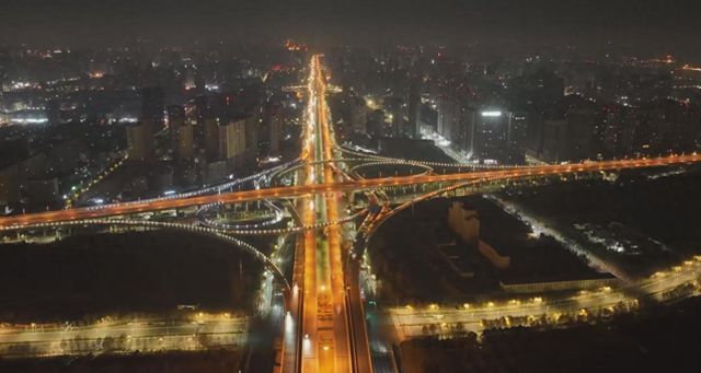 郑州街头出现新举措：增加小小反光带照亮春
