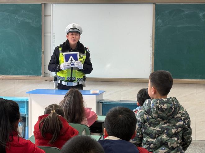 趣味课堂多维联动！成都交警多措并举护航开学季(图2)