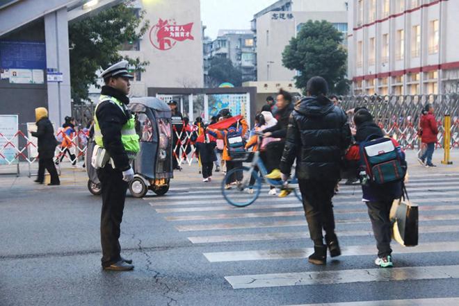 趣味课堂多维联动！成都交警多措并举护航开学季(图1)