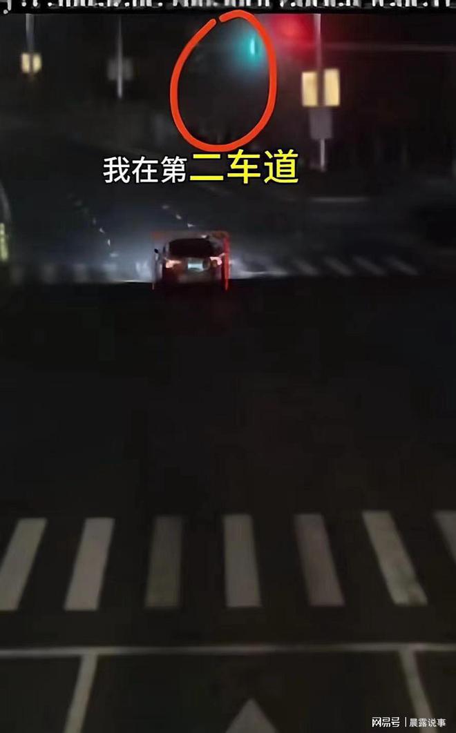 绿灯通行为什么罚款？”女子怒怼交警网友炸锅(图3)