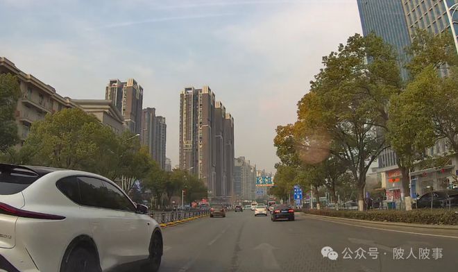 对比下隔壁东西湖黄陂的巨龙大道非改不可不改不行!恳请有关单位早做计划(图4)