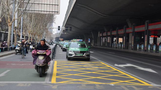 郑州交警五支队对河南省博物院周边交通秩序治理得到提升(图2)