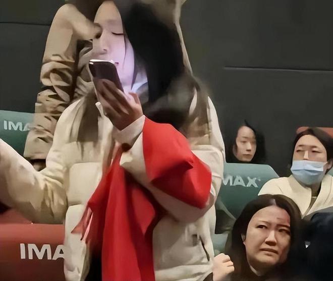 老太影院被指倚老卖老女子劝告遭泼奶茶回应出炉！(图5)