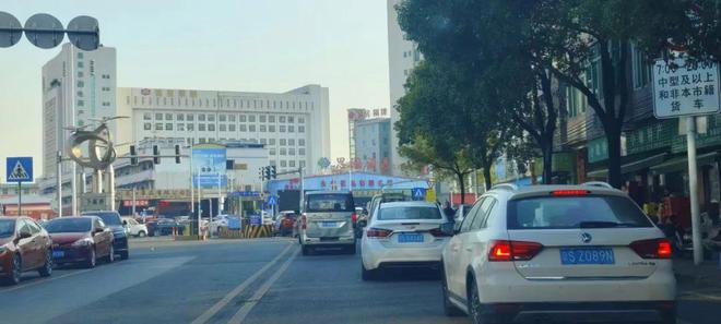 广东围村收费引争议居民摧毁闸机掰断栏杆村委称收费是趋势(图2)