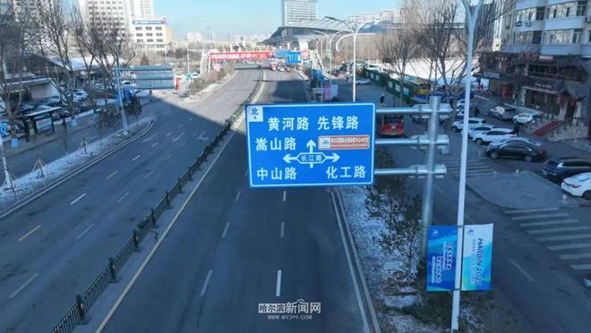 “自发光”+实时显示剩余泊位数｜亚冬会交通标志牌亮相(图2)
