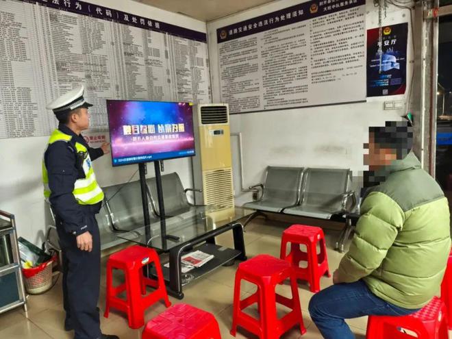 大货车“任性”掉头交警蜀黍：处罚来了！(图4)