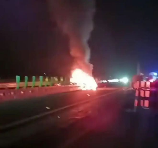 小米通报“SU7高速碰撞爆燃”细节雷军深夜回应(图2)