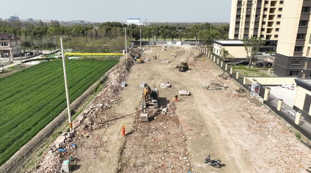 这条道路正在加快建设预计六月完工！