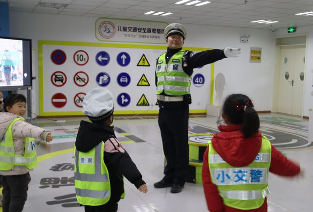 合肥幼教集团鹤琴幼儿园开展交警叔叔进课堂活动(图3)