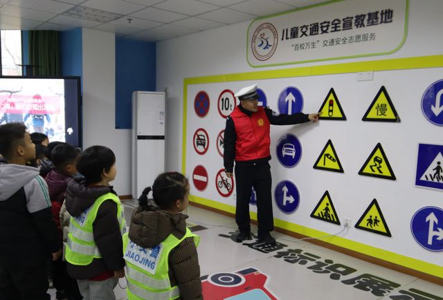 合肥幼教集团鹤琴幼儿园开展交警叔叔进课堂活动(图2)