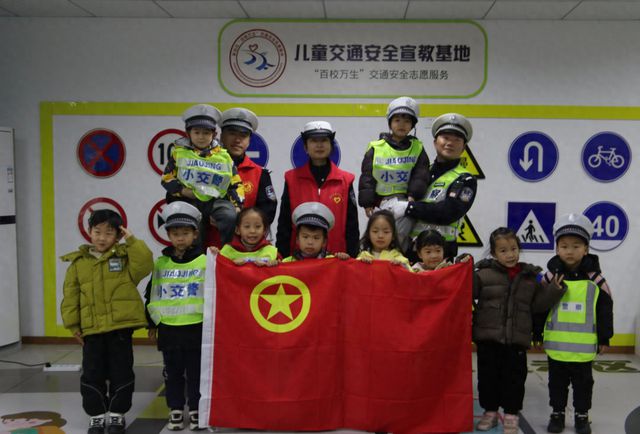 合肥幼教集团鹤琴幼儿园开展交警叔叔进课堂
