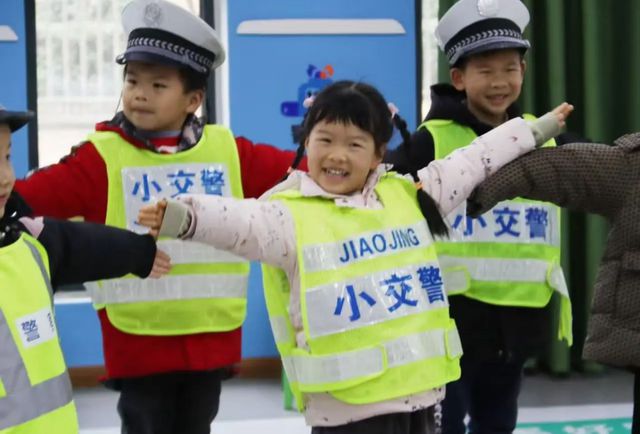 合肥幼教集团鹤琴幼儿园开展交警叔叔进课堂活动(图4)