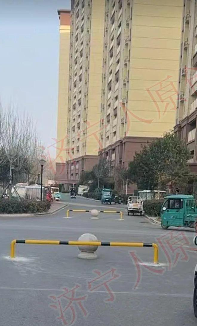 【网友留言】济宁一小区这样设置路障很不妥！(图3)