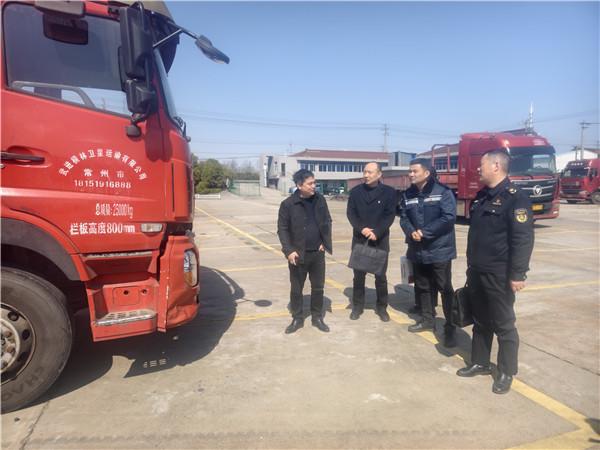 江苏交通综合执法局宁沪支队第二大队深入基层危险品运输企业开展宣传服务(图2)