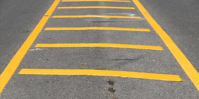 马路上又出“新型标线交警：车主相互转告
