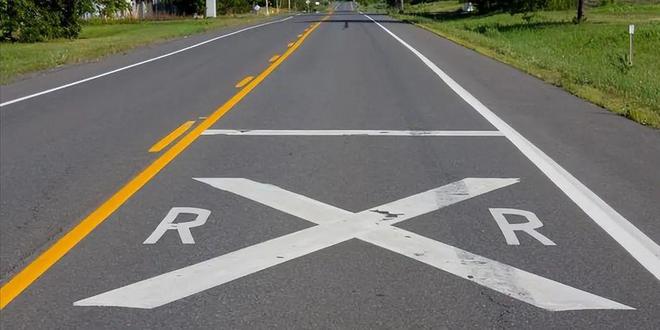 马路上又出“新型标线交警：车主相互转告(图3)