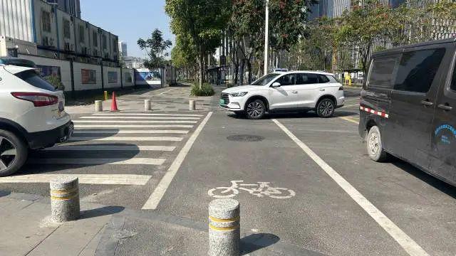 戛然而止突现路障！网友吐槽深圳骑行道希望