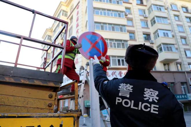 动态伸缩换新标志丨冰城交警升级交通设施擦亮城市“安全底色”(图3)