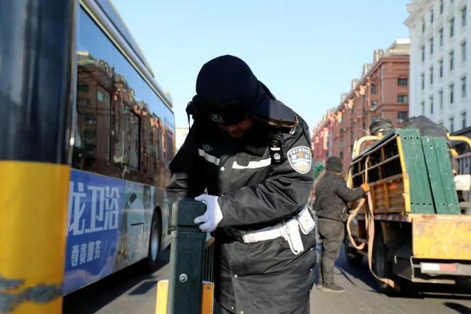 动态伸缩换新标志丨冰城交警升级交通设施擦