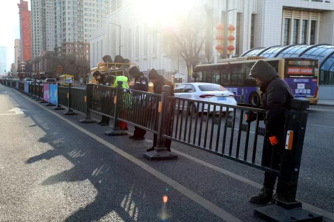 动态伸缩换新标志丨冰城交警升级交通设施擦亮城市“安全底色”(图5)