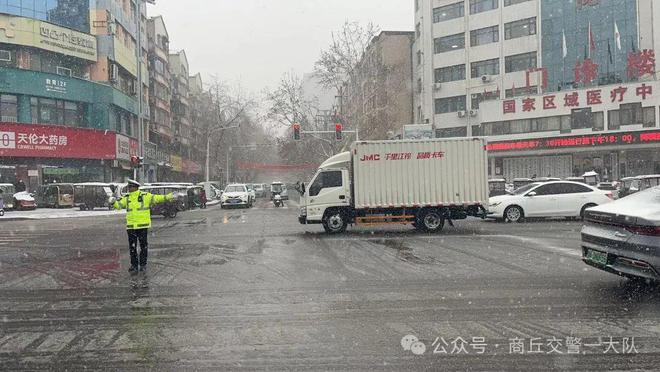 交警一大队雨雪中坚守岗位全力保障道路畅通