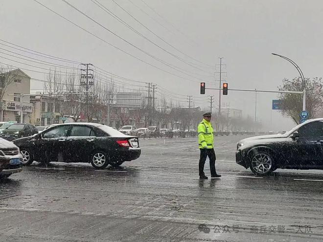 交警一大队雨雪中坚守岗位全力保障道路畅通(图2)
