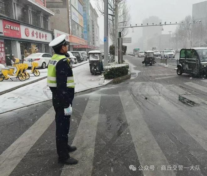 交警一大队雨雪中坚守岗位全力保障道路畅通(图3)