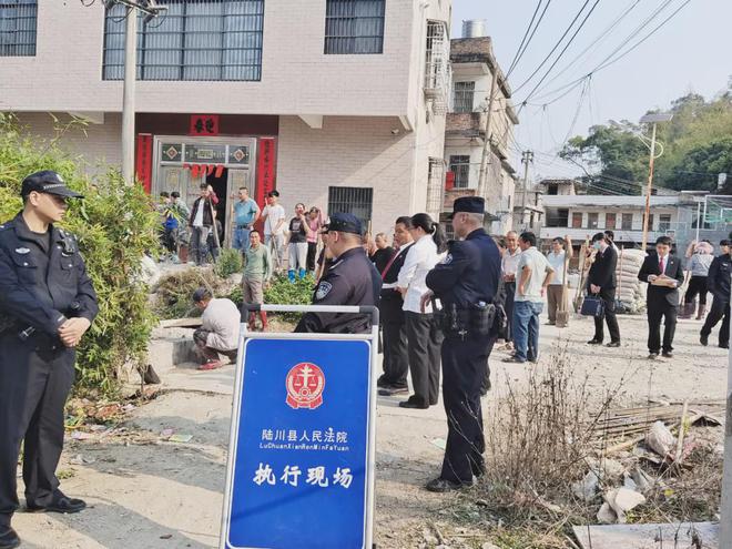 路霸！玉林一男子在村路建路障阻碍村民出行