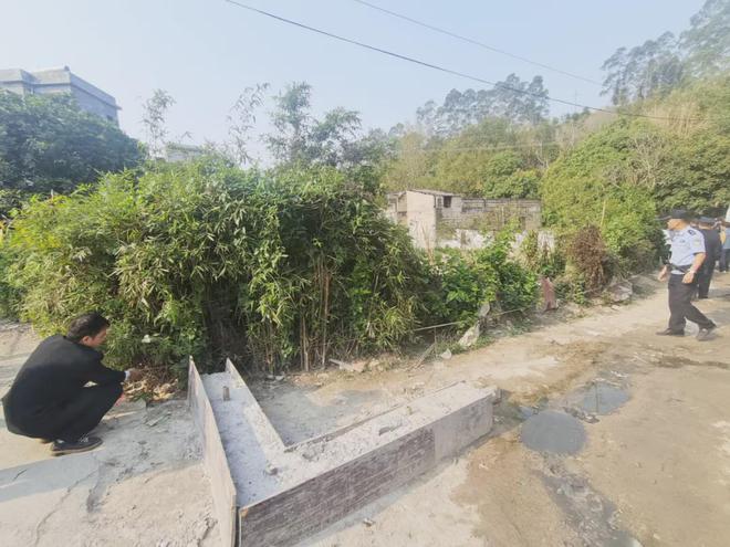 路霸！玉林一男子在村路建路障阻碍村民出行结果(图2)