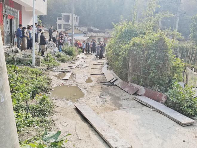 路霸！玉林一男子在村路建路障阻碍村民出行结果(图3)