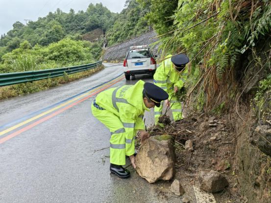 江西省鹰潭市交通执法支队全力守护假期公路