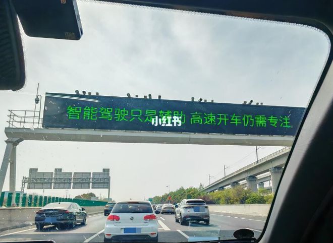 多地网友晒照！高速上突然出现：慎用……回应来了(图5)