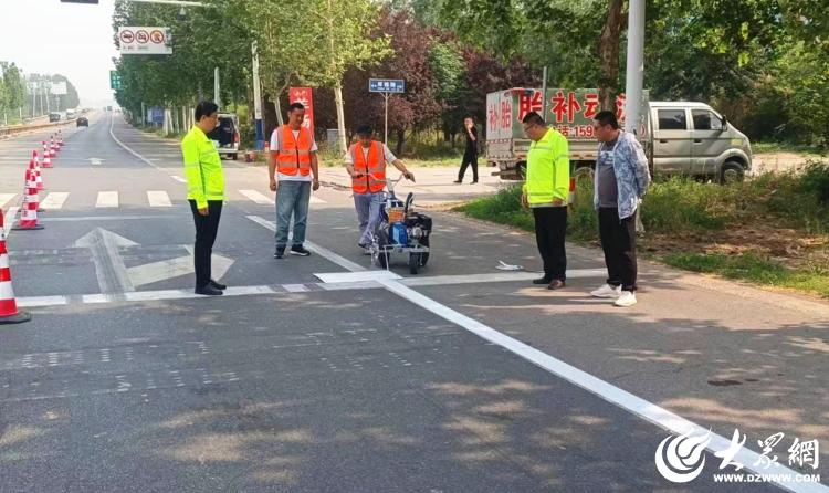 德州公路城区分中心开展道路标线施划行动_大众网(图1)