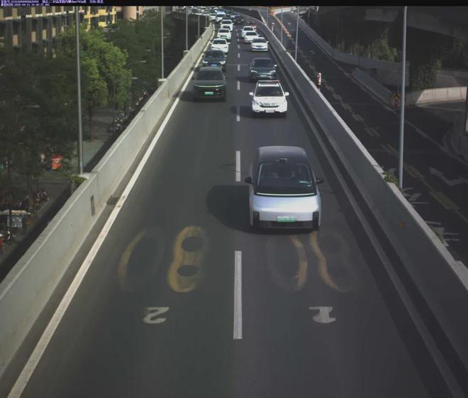 开车接打电线分！成都交警出招治理“龟速车”(图1)