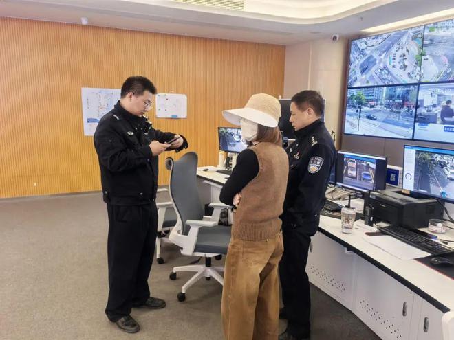 @台州车主单黄线、双黄线不得跨越！(图1)