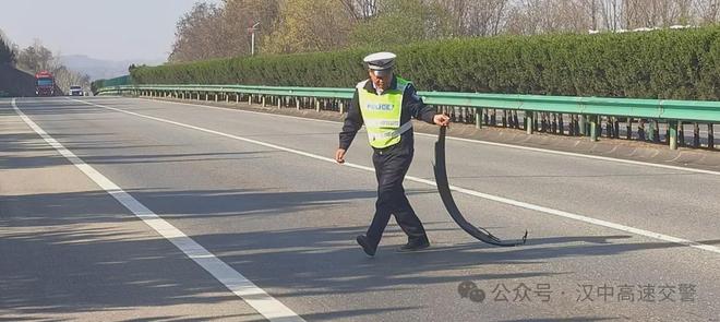 高速遗落障碍物洋县中队及时处置(图1)