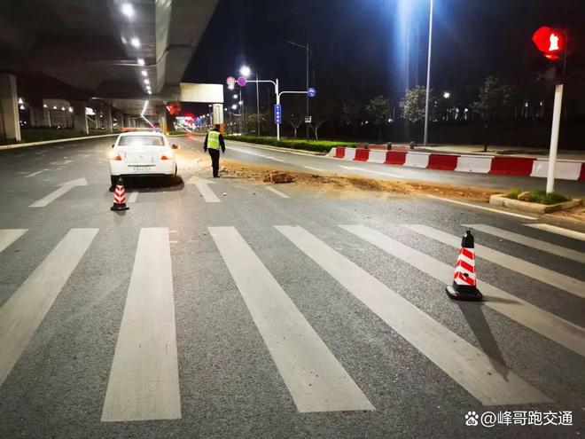 郑州交警十一支队深夜查处货车遗洒(图1)