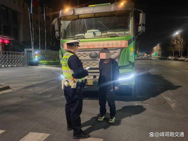 郑州交警十一支队深夜查处货车遗洒(图2)