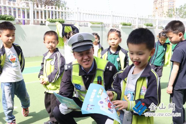 守护成长、宜路“童”行经开区交警走进幼儿园宣传交通安全(图2)