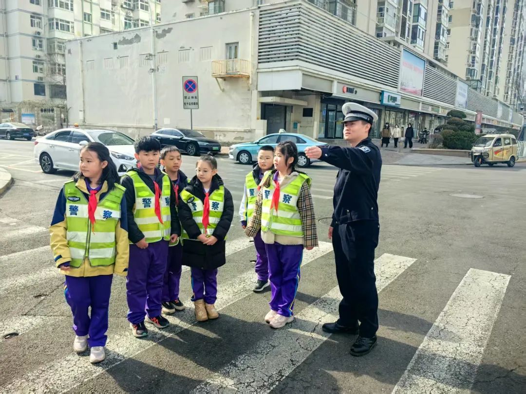 “带娃”开展文明交通宣传活动倡导文明出行理念(图1)
