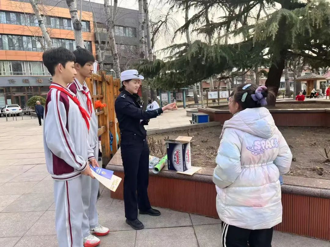 “带娃”开展文明交通宣传活动倡导文明出行理念(图2)