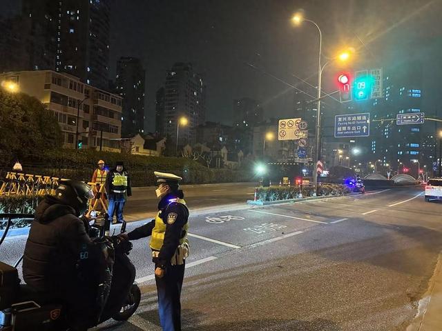 上海夜骑过江“丝滑”吗？新政实施一周后记者复兴东路隧道“渡江侦察”(图1)