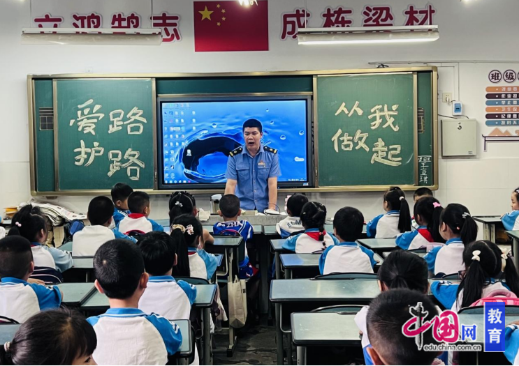 江油市二郎庙小学开展“爱路护路从我做起”主题教育活动(图1)