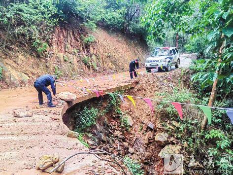 玉溪警方确保雨天道路交通安全(图1)