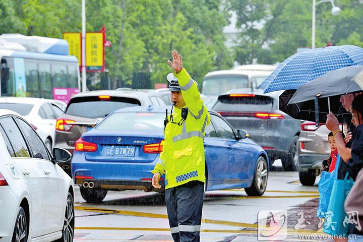 玉溪警方确保雨天道路交通安全(图4)