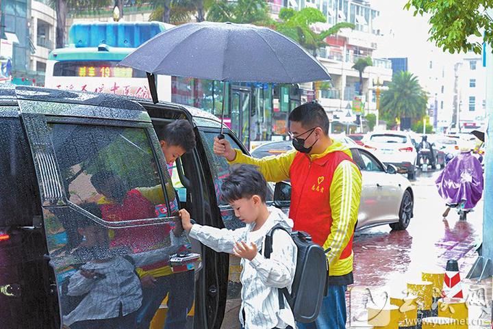 玉溪警方确保雨天道路交通安全(图3)