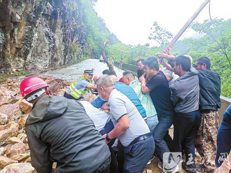 玉溪警方确保雨天道路交通安全(图2)