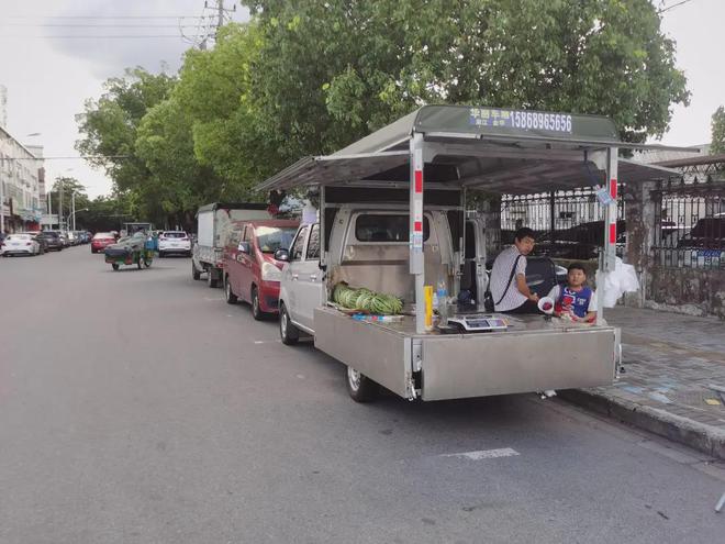 网爆金华这条路上公共车位和人行道常被随意占用太无法无天了！回应：已开始集中整治(图1)