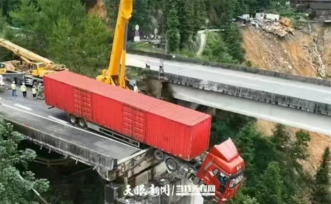 “那一刻我紧急刹车”猴子河特大桥事故区域53人安全转移悬空货车成功获救(图2)